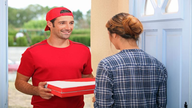 The Benefits of Ordering Fast Food Delivery in Linden for Mealtimes