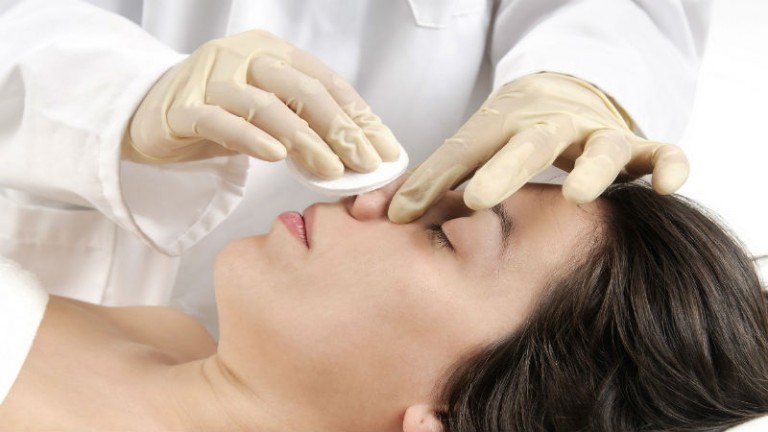 Considering a Cosmetic Surgery? What To Know About Facelifts