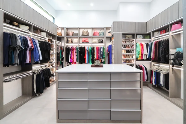 Find Smart Space Solutions with a Closet Custom Tampa FL Professional Design Approach