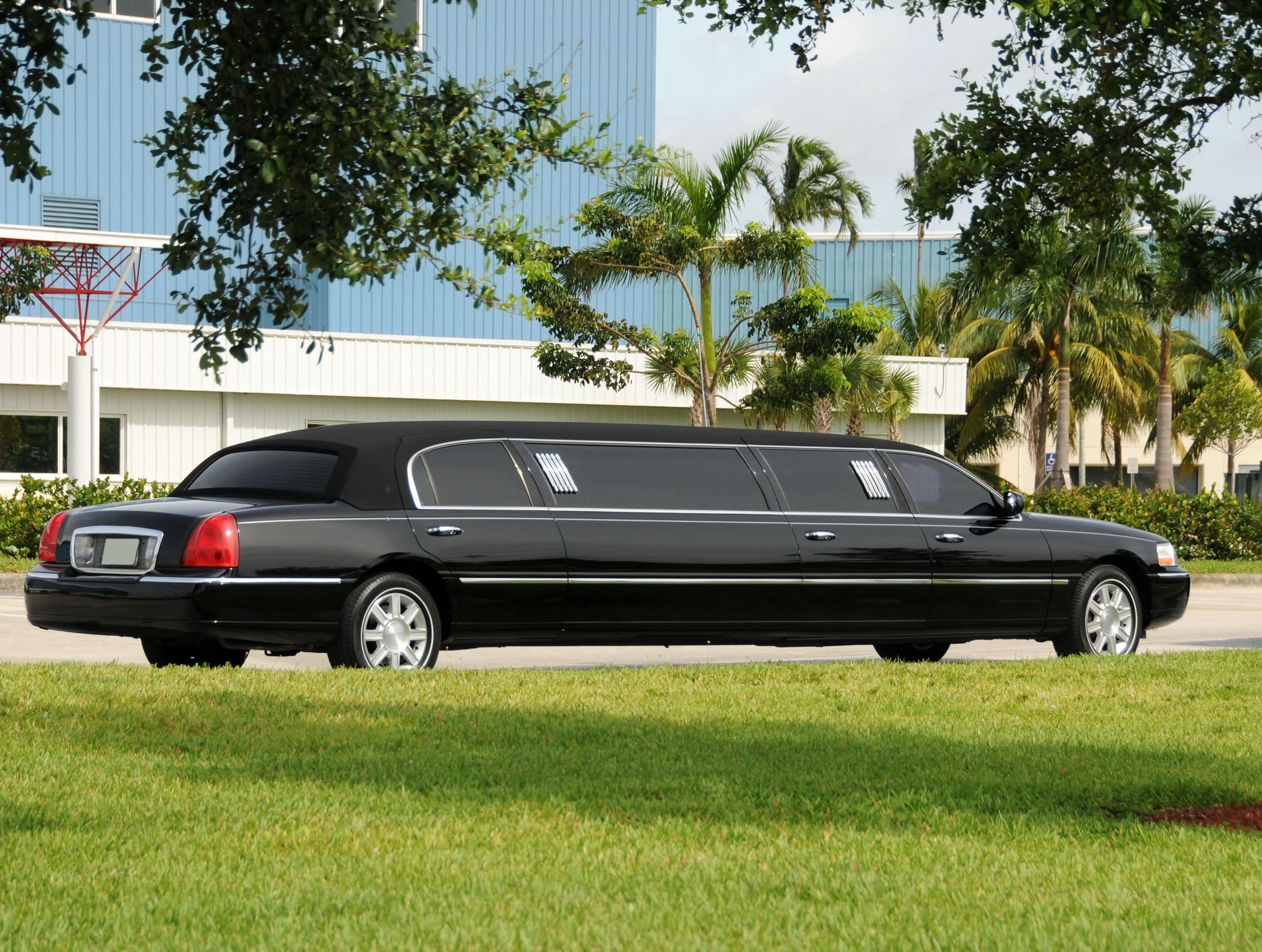 Arriving in Style How Limousine Service Miami FL Transforms Special Occasions